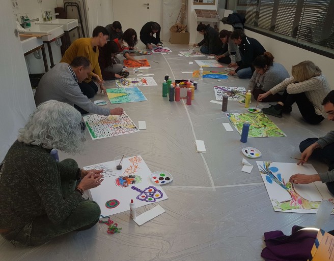 Taller d'artteràpia durant la Jornada formativa "Identitats en Construcció". Auditori del Museu del Suro de Palafrugell.
